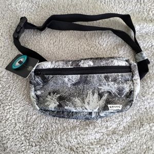 🌸10 For 100🌸 Levi's Waist bag with adjustable strap